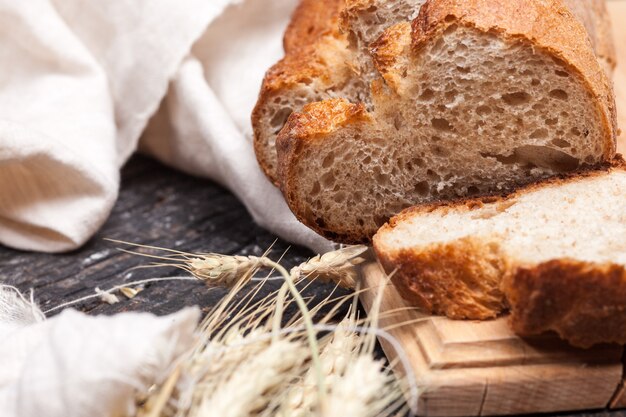 Pane rustico sul tavolo di legno. Spazio in legno scuro