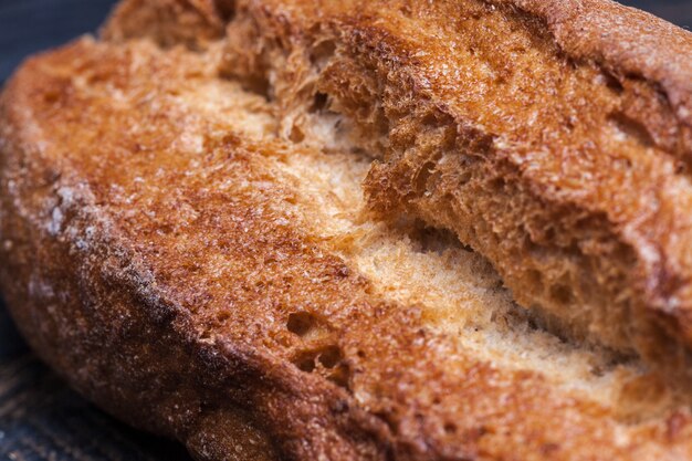 Pane rustico sul tavolo di legno