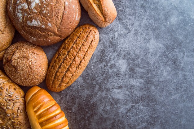 Pane su sfondo di ardesia con spazio di copia