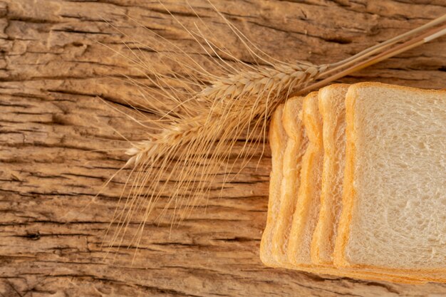 Pane su un tavolo di legno su un vecchio pavimento di legno.