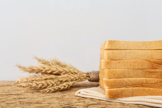 Pane su un tavolo di legno su un vecchio pavimento di legno.