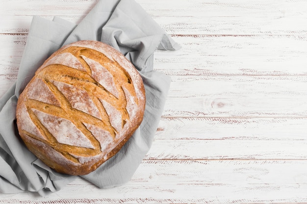 Pane sul panno della cucina e sulla vista superiore del fondo di legno