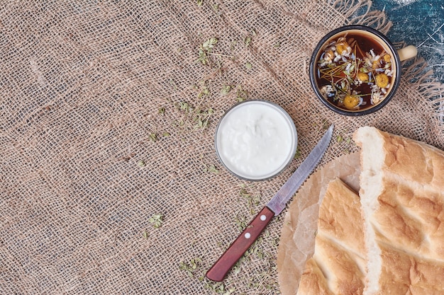 Pane tandir bianco con yogurt e tisane.