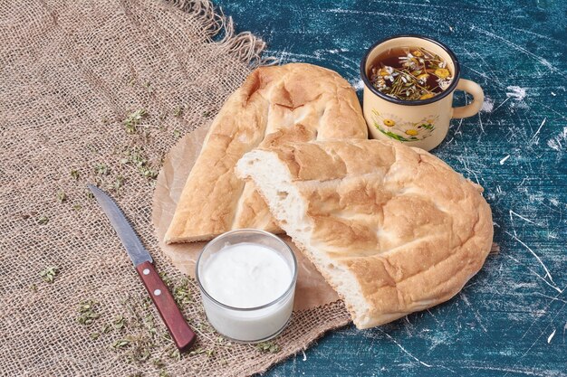 Pane tandir con yogurt e una tazza di tè.