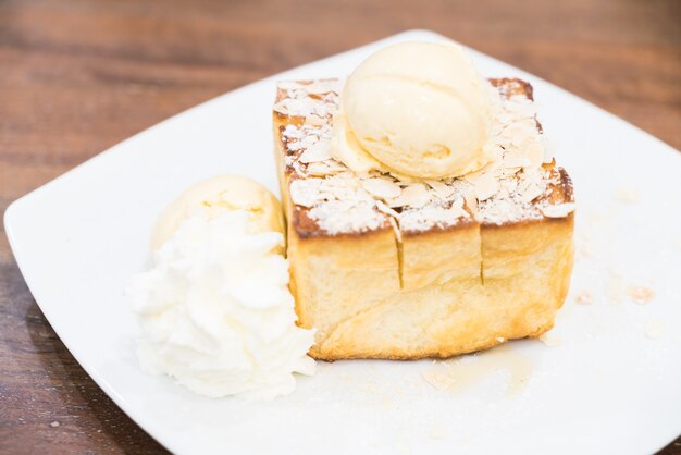 Pane tostato al miele con gelato e sciroppo di miele