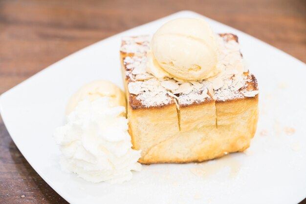 Pane tostato al miele con gelato e sciroppo di miele