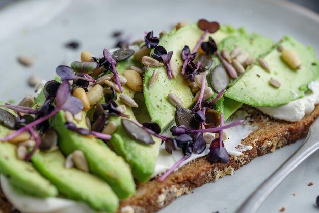 Pane tostato con avocado sul piatto