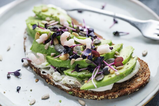 Pane tostato con avocado sul piatto