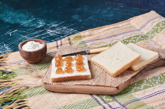 Pane tostato con yogurt e confettura.