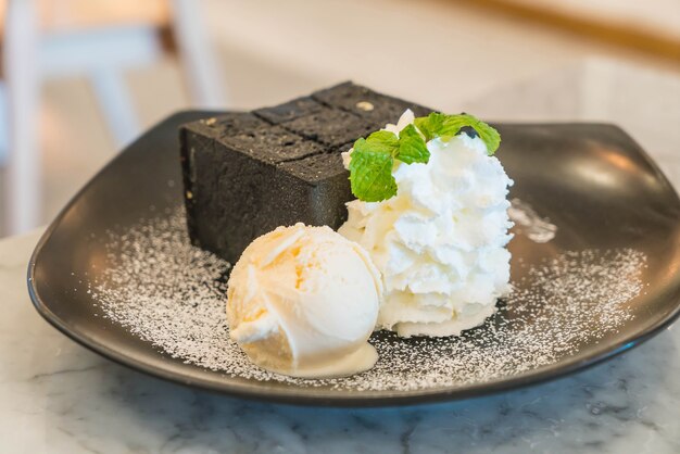 Pane tostato di carbone con gelato