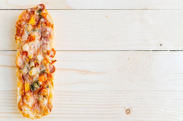 Pane tostato di vista superiore con gli ingredienti della pizza