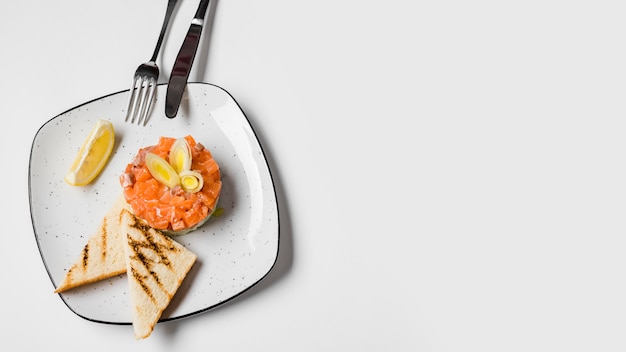 Pane tostato e salmone copia spazio