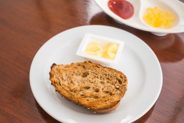 pane tostato in un piatto bianco.