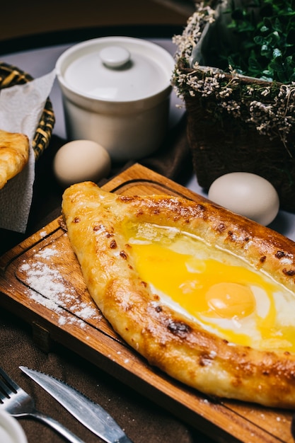 Pane turco di pide con l'uovo fritto.