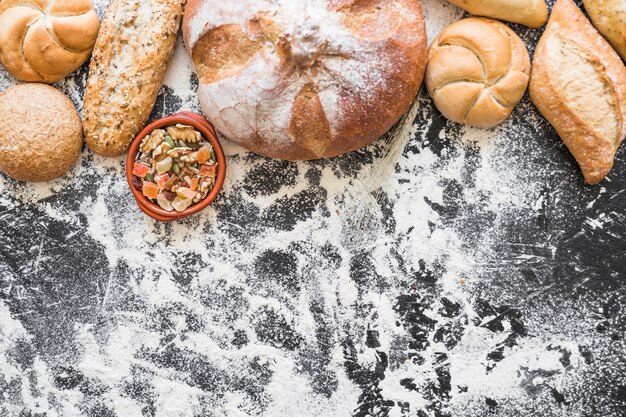 Panetteria e snack sul tavolo con la farina