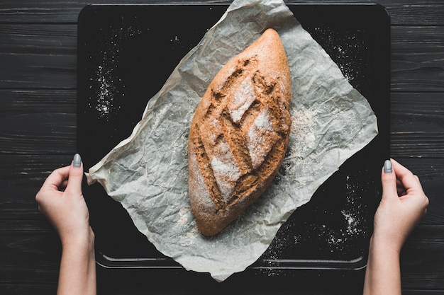 Panettiere che produce una pagnotta di pane sana