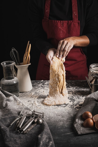 Panettiere vista frontale mescolando composizione pasta