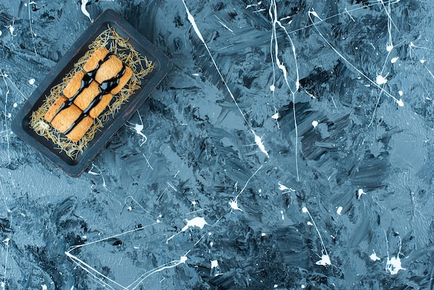 Pangrattato glassato su un piatto di legno, sul tavolo di marmo.