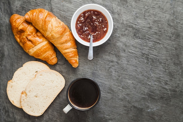 Panificio composto con caffè e marmellata