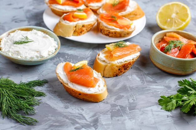 Panini con salmone affumicato e crema di formaggio e aneto.