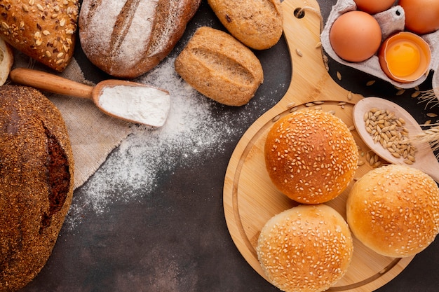 Panini con semi di sesamo e cucchiaio di legno