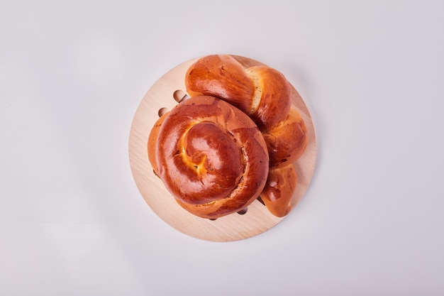 Panini della pasticceria di stile caucasico su un piatto di legno, vista dall'alto.