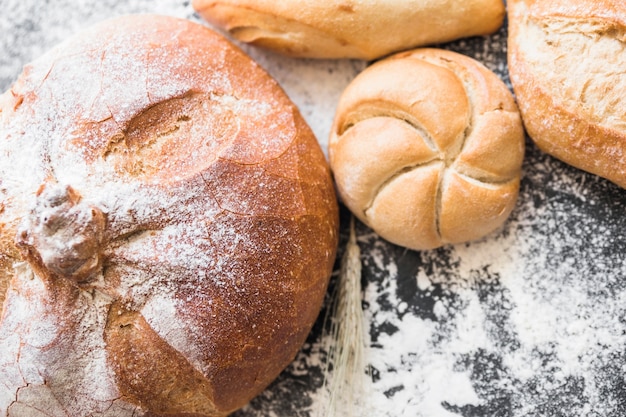 Panini di pane sulla scrivania con pagnotta