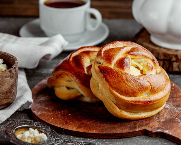 Panini dolci a forma di rosa serviti sul tavolo di servizio in legno