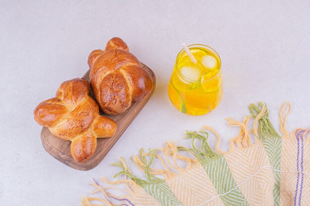 Panini dolci con un bicchiere di succo di limone