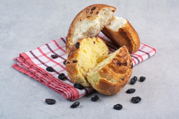 Panini fatti in casa con uvetta e formaggio sulla tovaglia. Foto di alta qualità