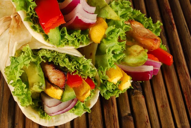 panini involtino di pollo sul tappeto in legno