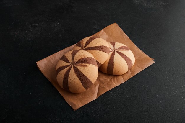 Panini per biscotti al cacao su un pezzo di carta.