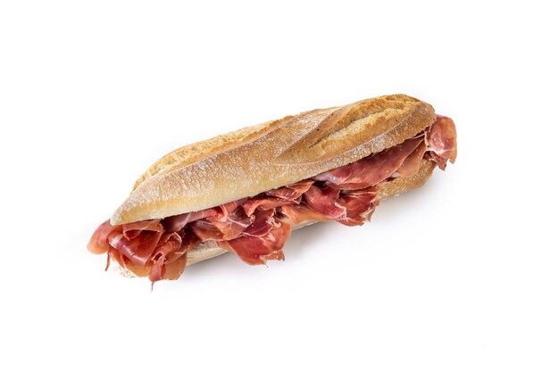 Panino al prosciutto serrano spagnolo isolato su sfondo bianco