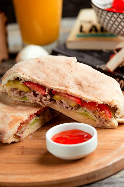 Panino al tonno sul tavolo