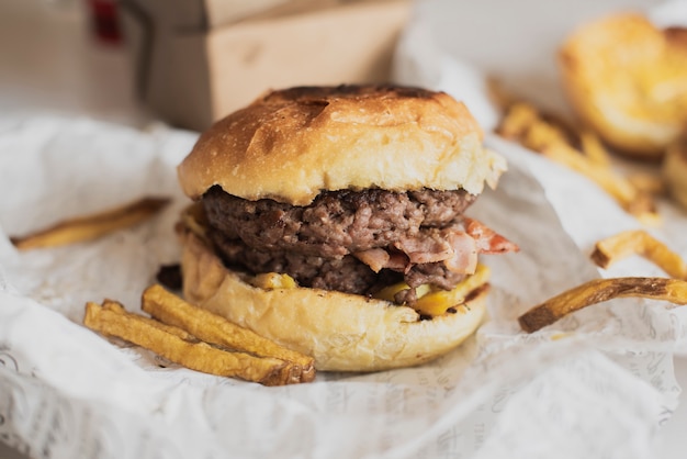 Panino americano del primo piano con carne e le fritture