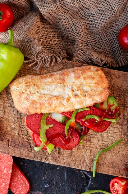 Panino baguette con sucuk e verdure, vista dall'alto