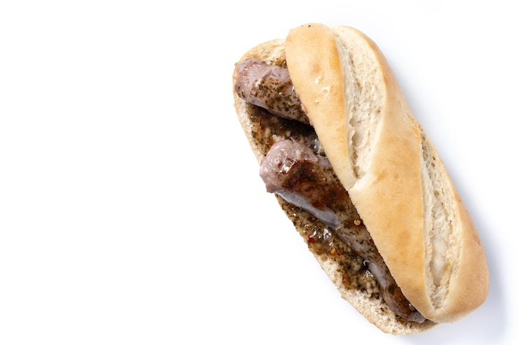 Foto gratuito panino choripan tradizionale argentino con salsa chorizo e chimichurri isolato su dorso bianco