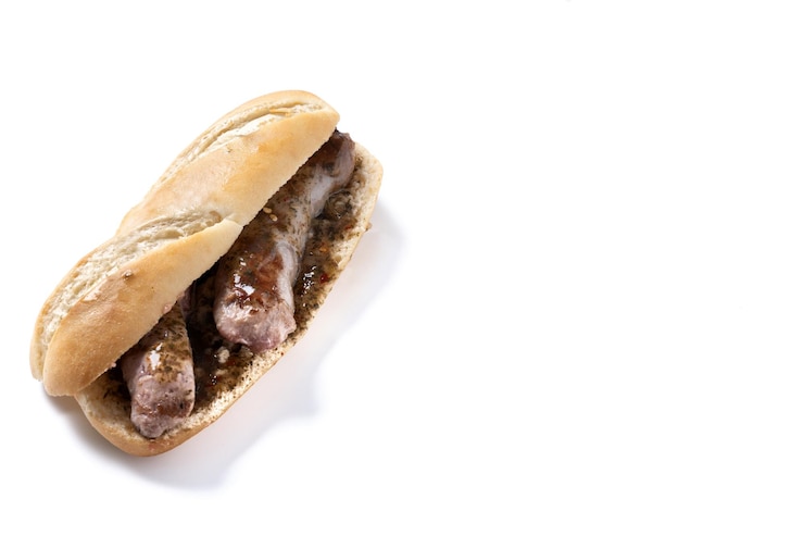 Foto gratuito panino choripan tradizionale argentino con salsa chorizo e chimichurri isolato su dorso bianco
