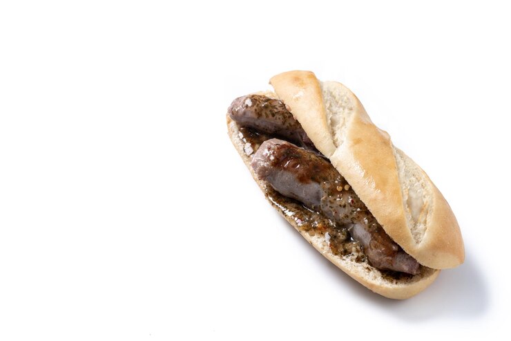Foto gratuito panino choripan tradizionale argentino con salsa chorizo e chimichurri isolato su dorso bianco