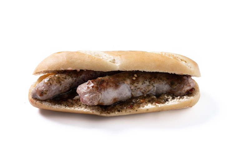 Foto gratuito panino choripan tradizionale argentino con salsa chorizo e chimichurri isolato su sfondo bianco