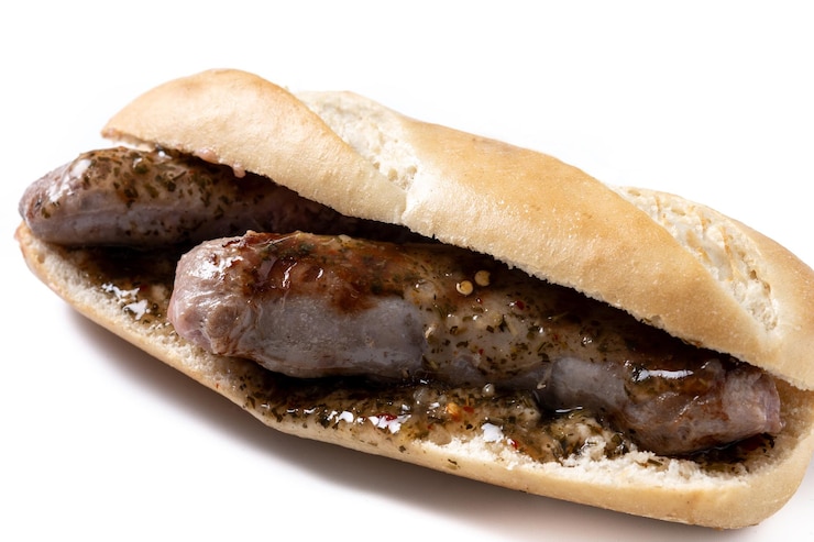 Foto gratuito panino choripan tradizionale argentino con salsa chorizo e chimichurri isolato su sfondo bianco
