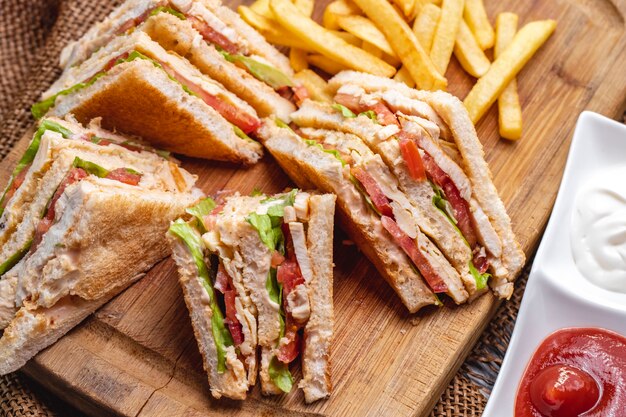 Panino club vista dall'alto con ketchup di patatine fritte con maionese