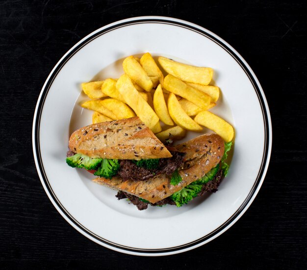 Panino con carne e broccoli e patate fatte in casa