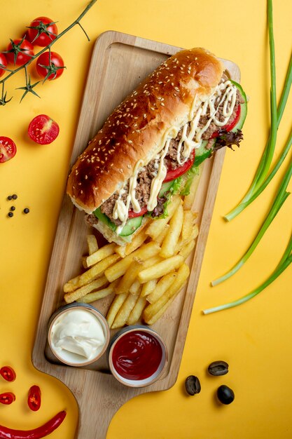 Panino con carne tritata e patatine fritte