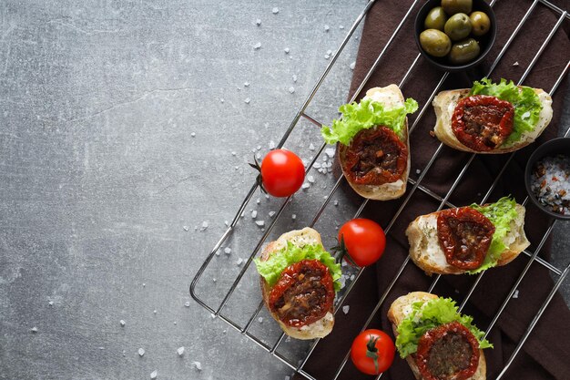 Panino con concetto di spuntino gustoso pomodoro secco