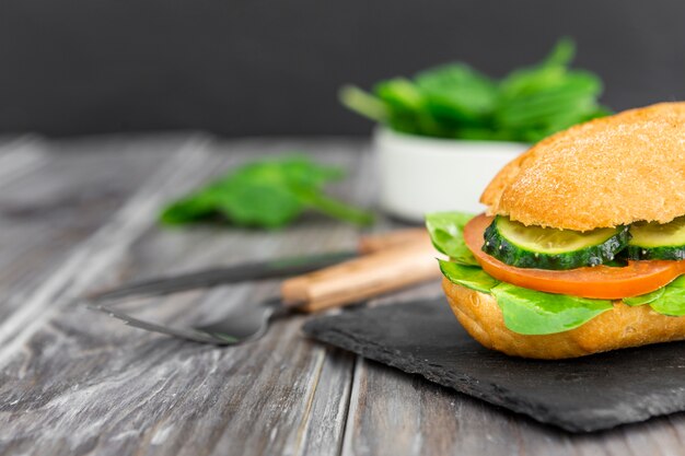 Panino con fette di cetriolo e pomodoro