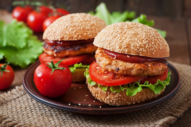 Panino con hamburger di pollo, pomodori e lattuga