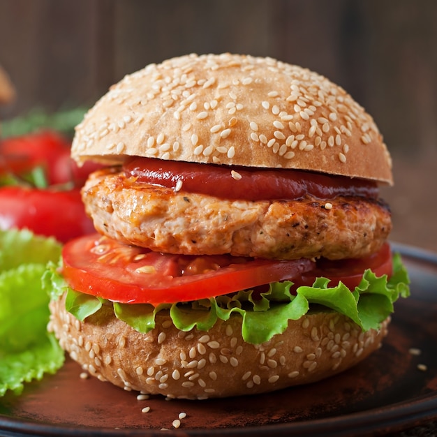 Panino con hamburger di pollo, pomodori e lattuga