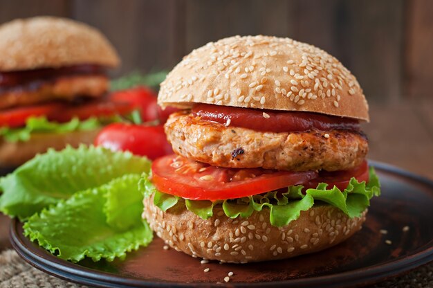 Panino con hamburger di pollo, pomodori e lattuga