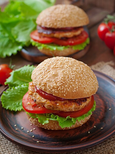 Panino con hamburger di pollo, pomodori e lattuga